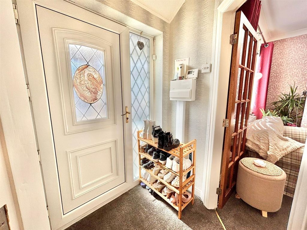 Property photo 3 of 33 Entrance Hall