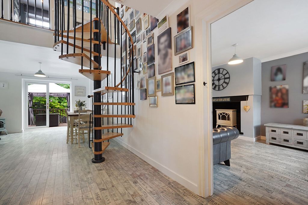 Property photo 2 of 43 Spiral Stairs