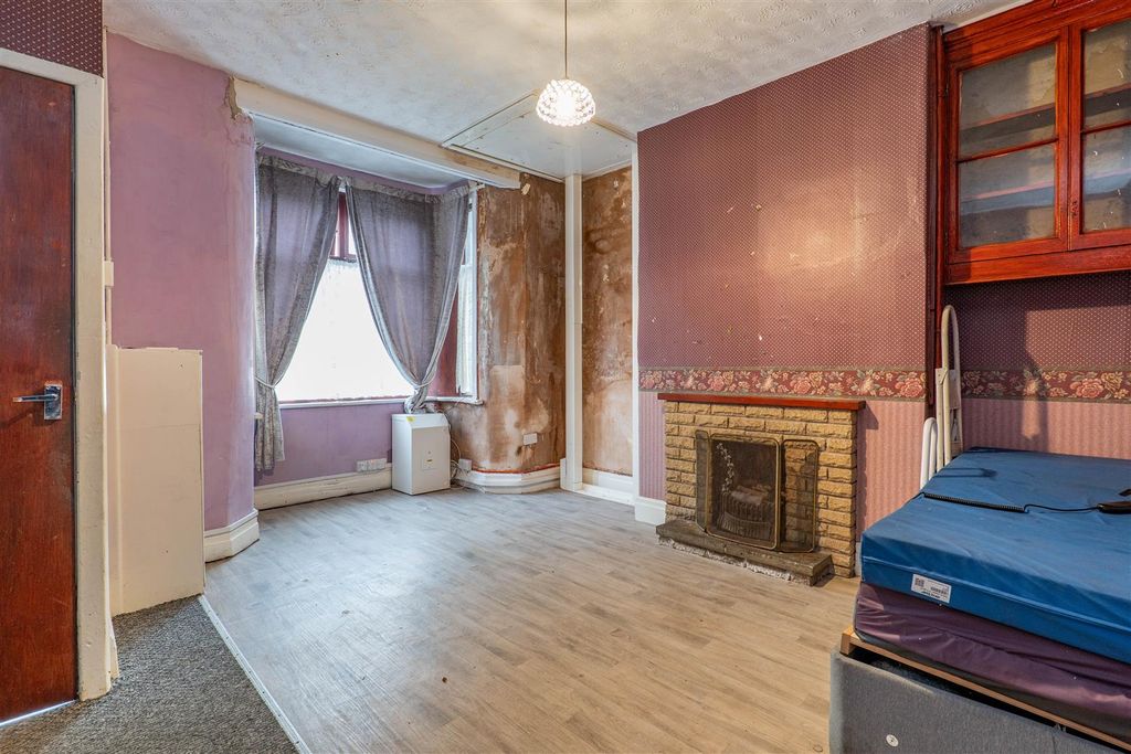 Property photo 2 of 17 Lounge