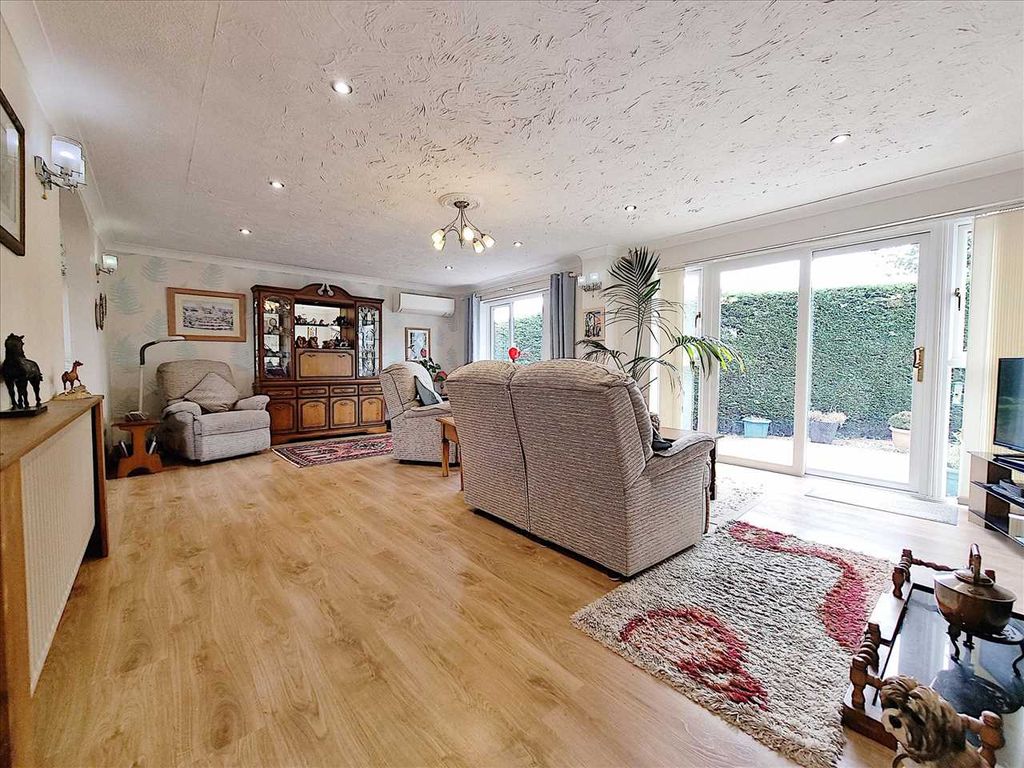 Property photo 3 of 14 Lounge: