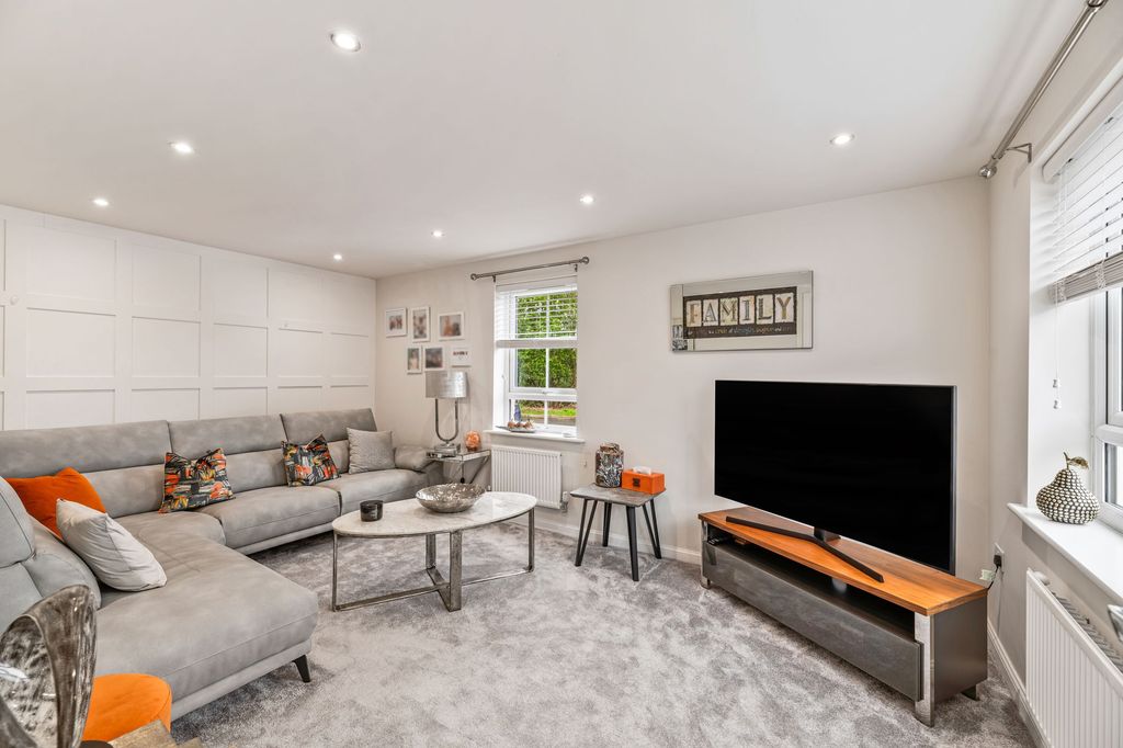 Property photo 3 of 22 Lounge