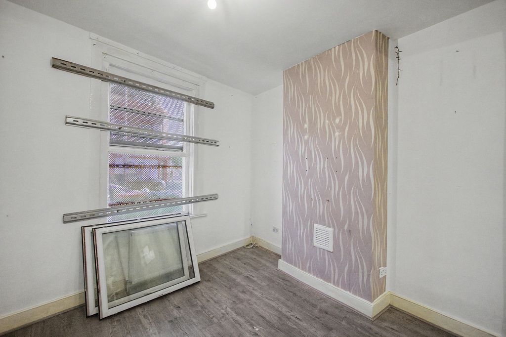 Property photo 2 of 17 69 Dames Road, London E7 0Dw