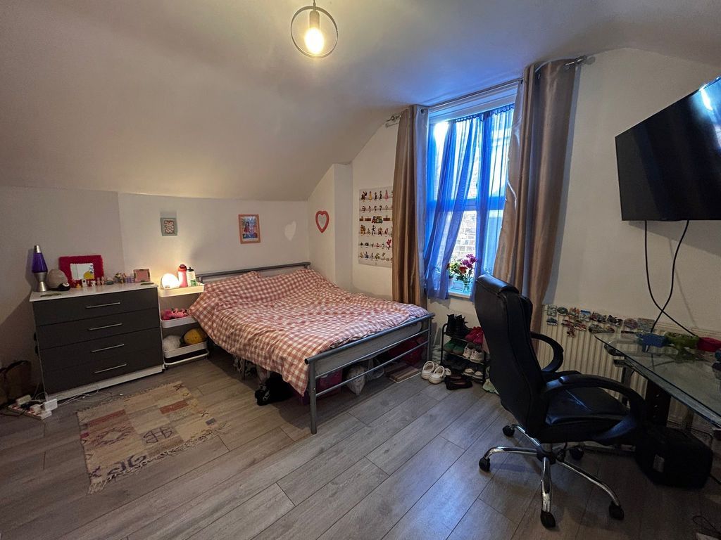 Property photo 1 of 9 Photo 9