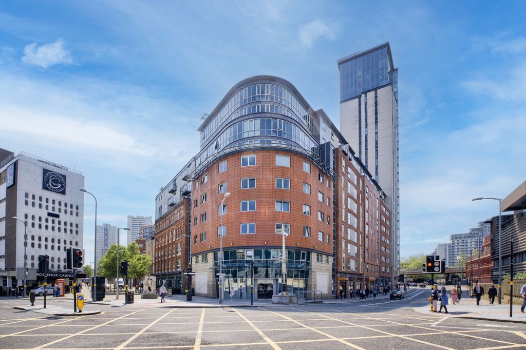 Property photo 1 of 7 Furnished City Centre Apartment With Parking &amp; 24Hr Concierge