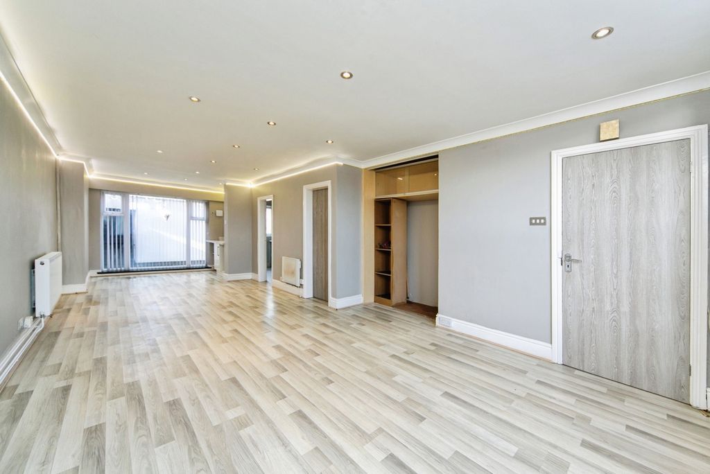 Property photo 3 of 17 Photo