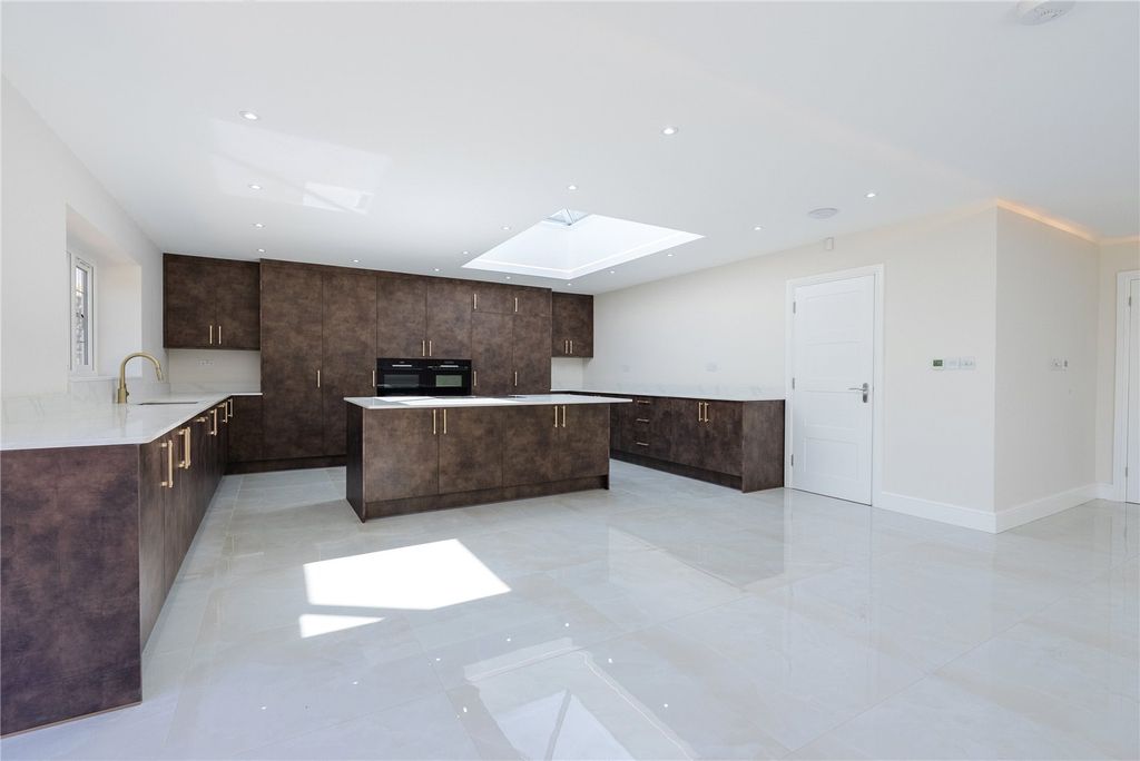 Property photo 2 of 35 Picture No. 28