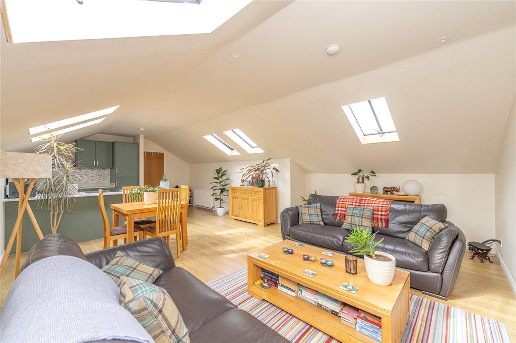 Property photo 2 of 24 Lounge / Kitchen