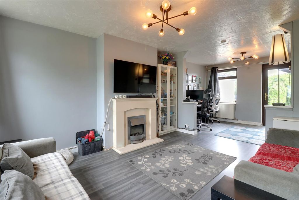 Property photo 3 of 16 Lounge