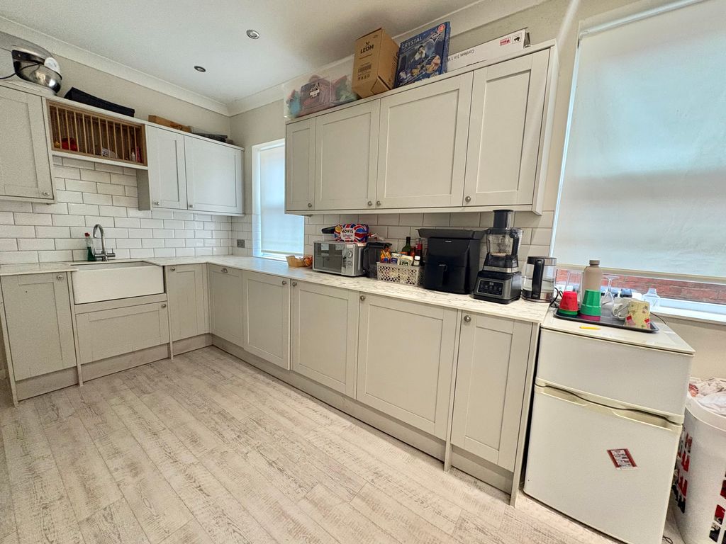 Property photo 3 of 19 Image