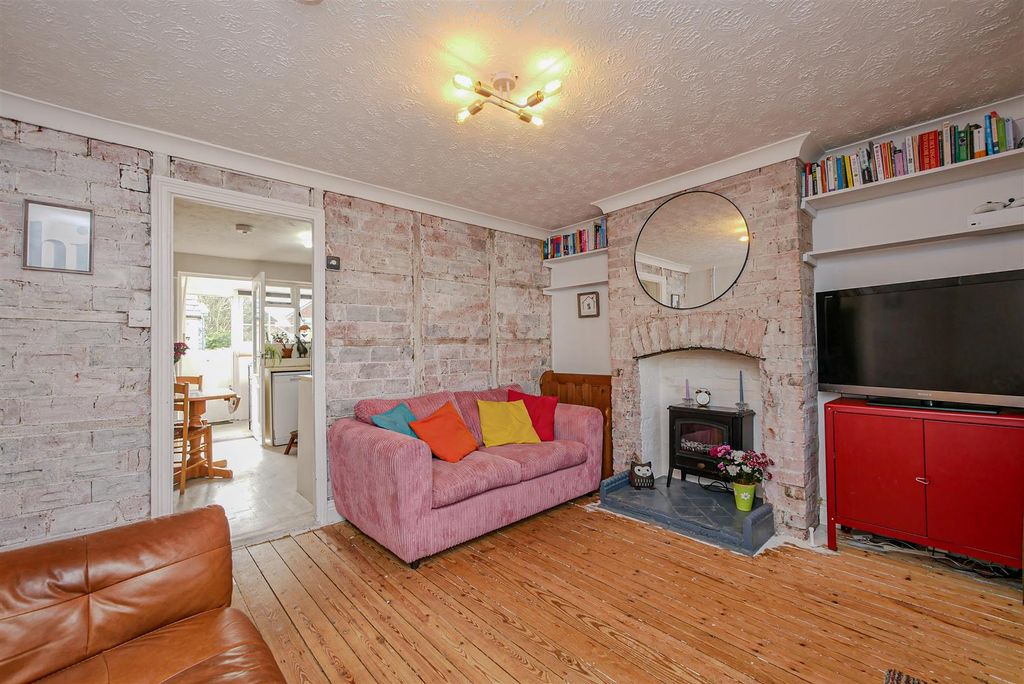 Property photo 3 of 15 Lounge