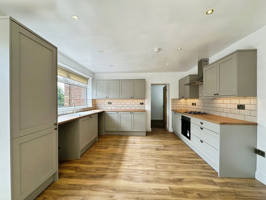 Property photo 3 of 16 Kitchen