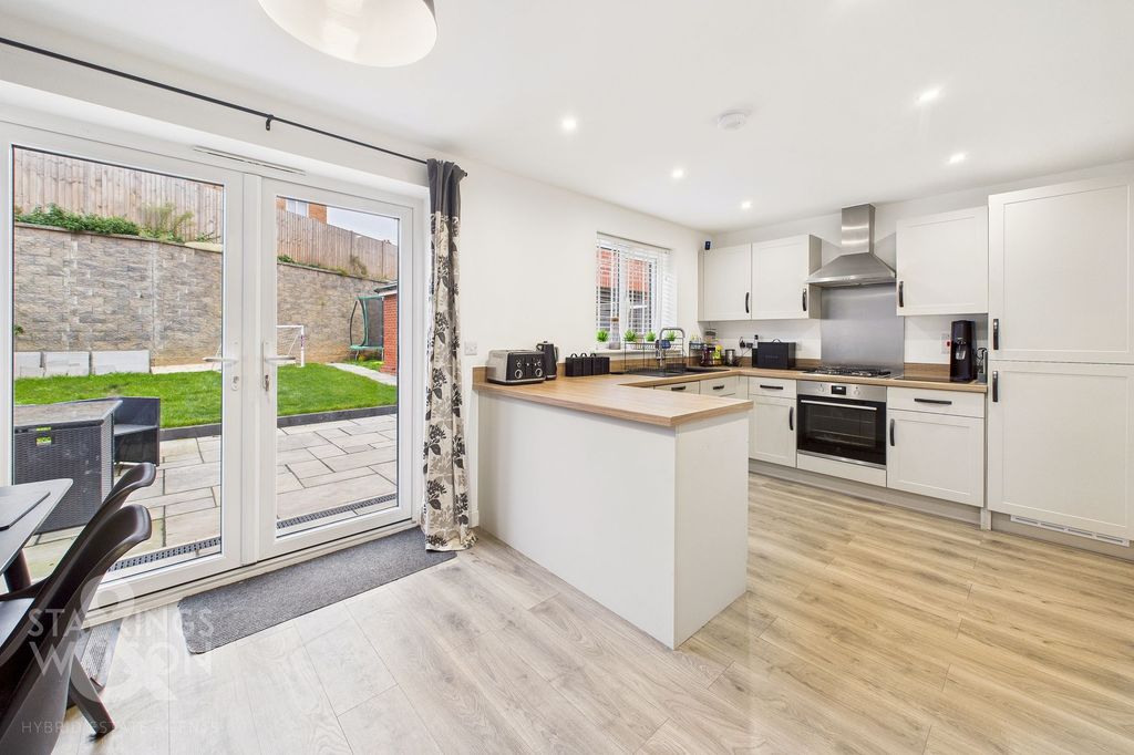 Property photo 2 of 31