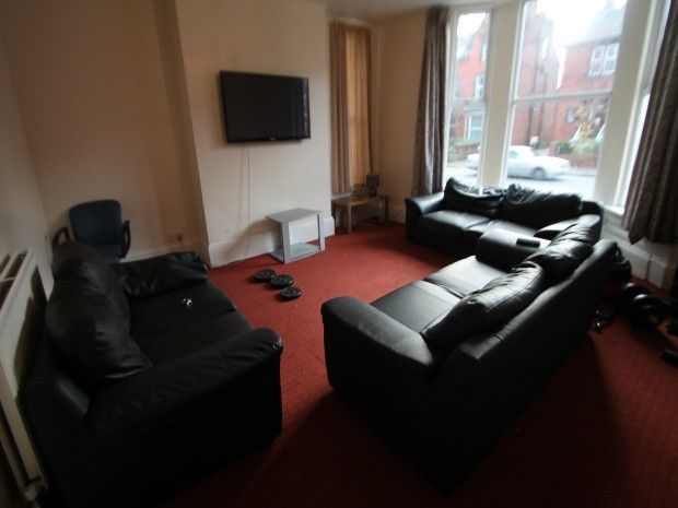 Property photo 1 of 7 Spacious Communal Living Room With Multiple Comfor...