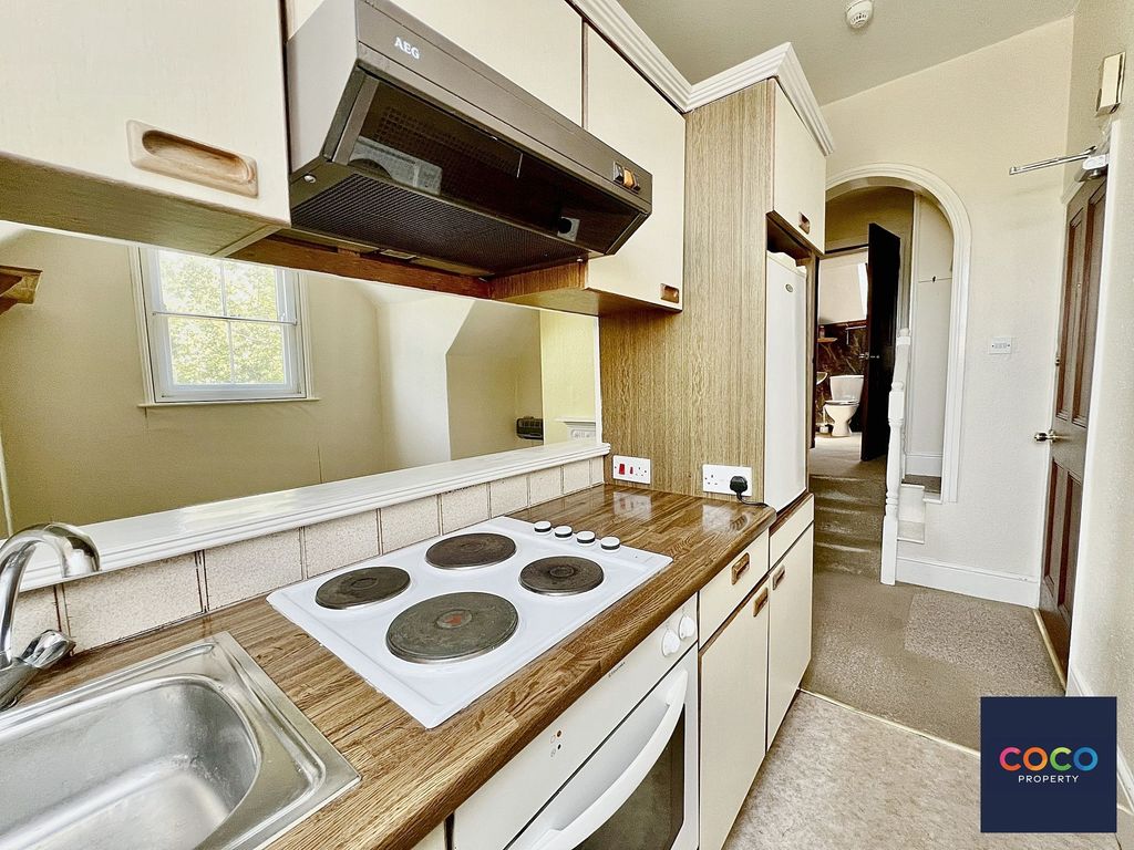 Property photo 3 of 11 Kitchen