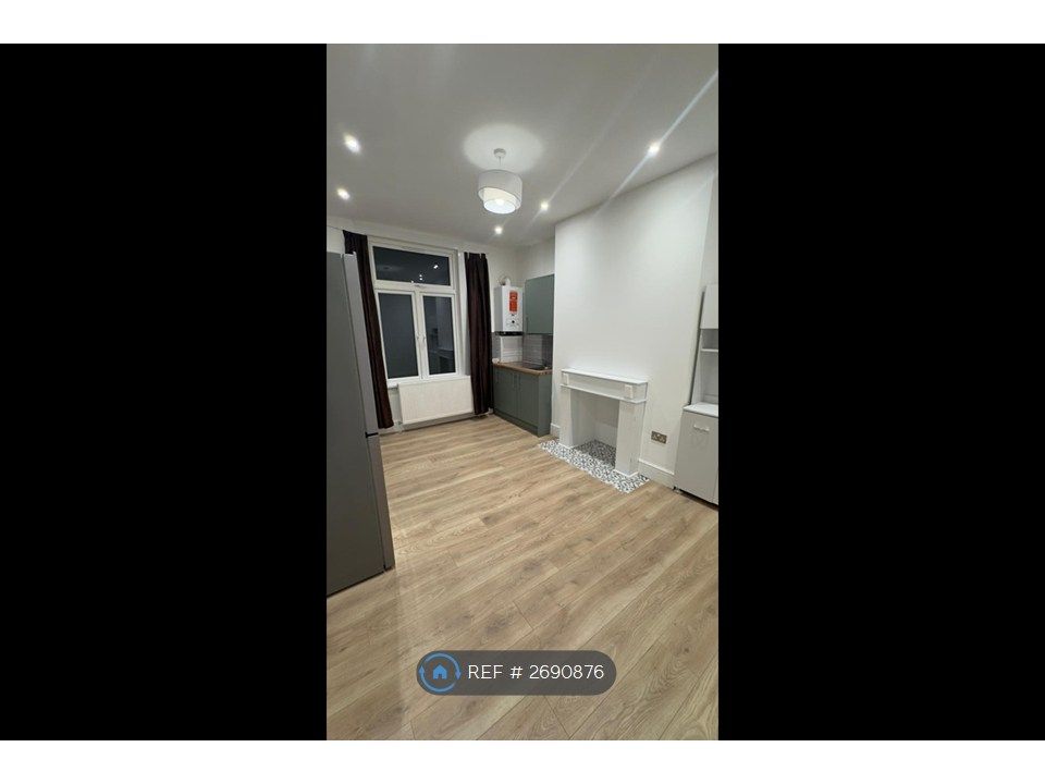 Property photo 2 of 10 Kitchen Diner Sink Side