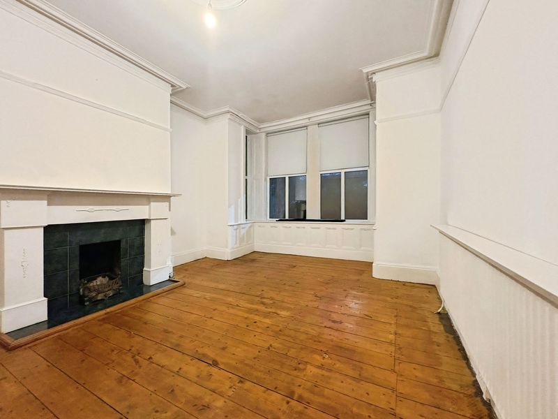 Property photo 3 of 18 Lounge