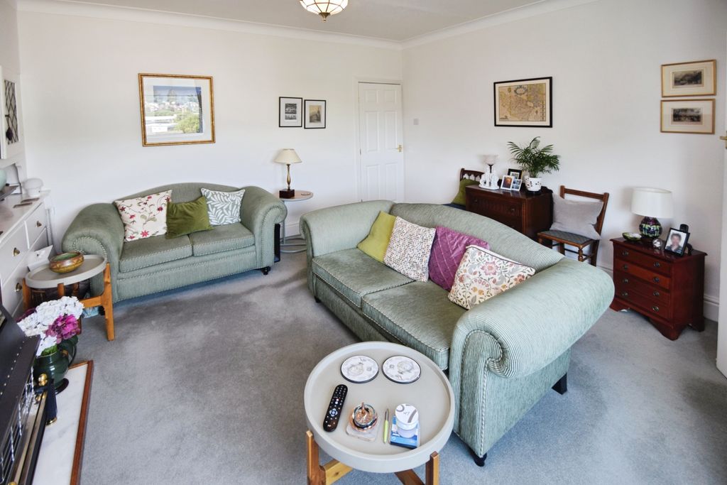 Property photo 3 of 15 78607B18-Lounge 201