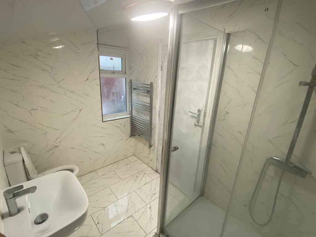 Property photo 3 of 8 Bright Modern Bathroom With Elegant Marble-Effect ...