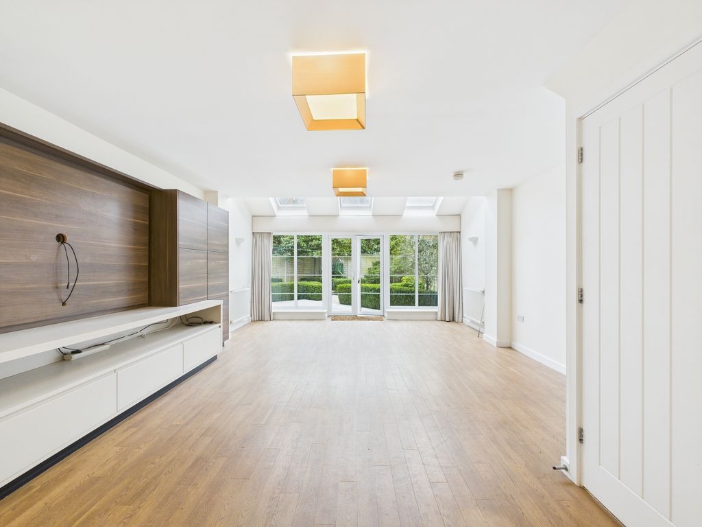 Property photo 3 of 18 Cam04018G0-Pr0171-Still006