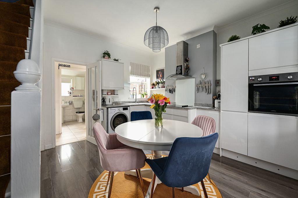 Property photo 3 of 9 19 New Rd (11)