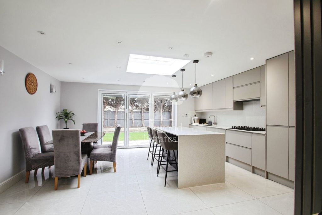 Property photo 2 of 30