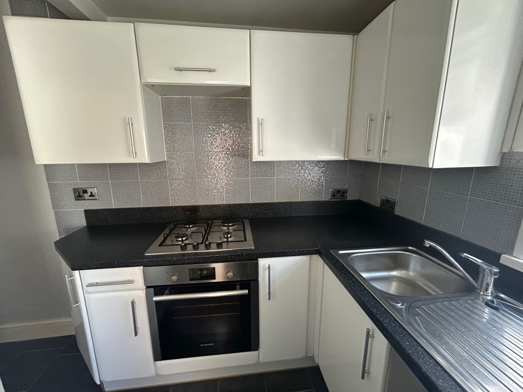 Property photo 2 of 17 Kitchen 2