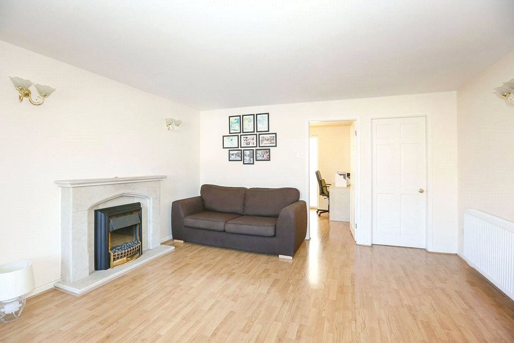 Property photo 2 of 8 Lounge