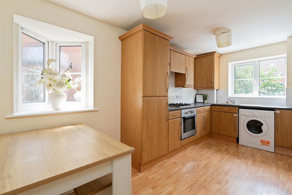 Property photo 3 of 10 21, Priory Gardens Hall Green_11.Jpg