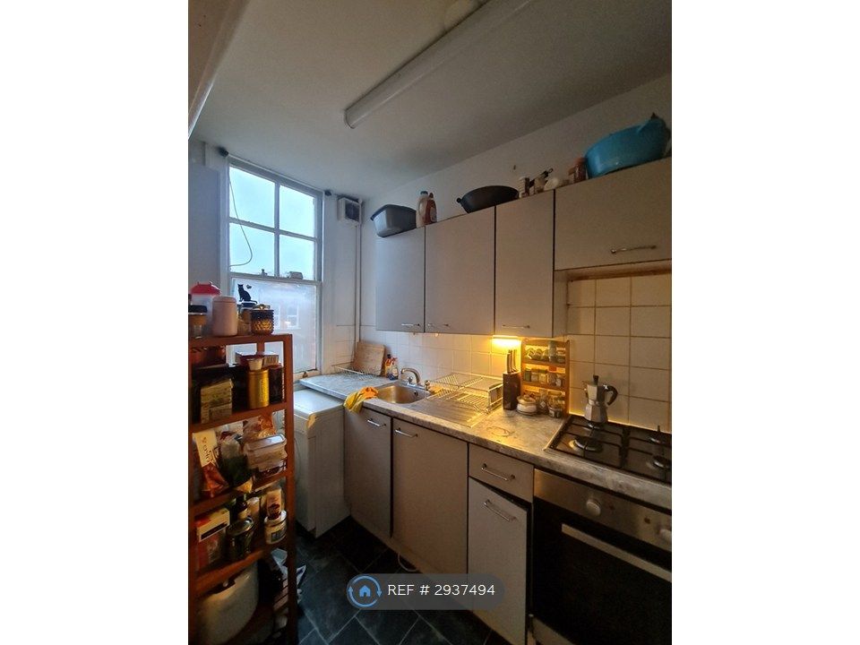 Property photo 2 of 6 Kitchen