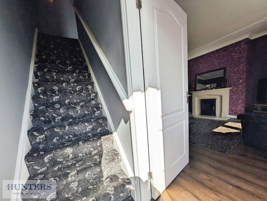 Property photo 3 of 17 Entrance Hallway