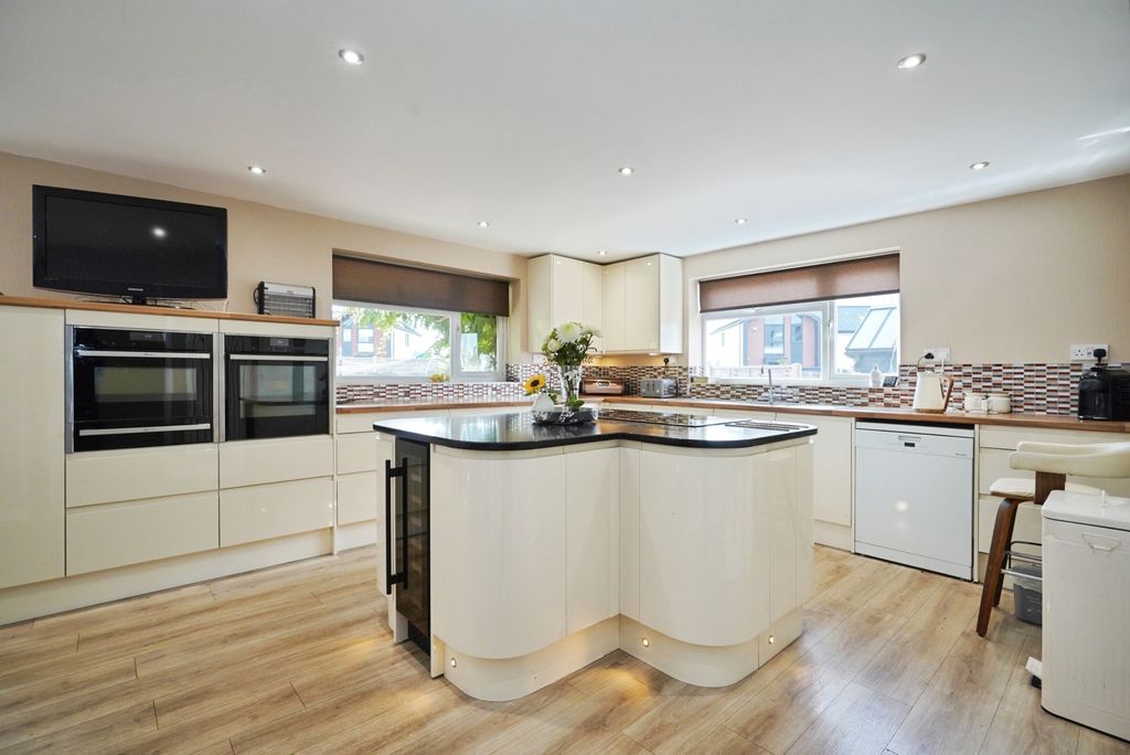 Property photo 3 of 31 Pbox-Img.Jpg