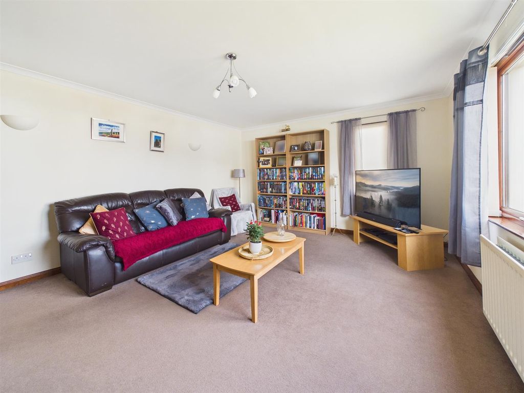 Property photo 3 of 34 Lounge