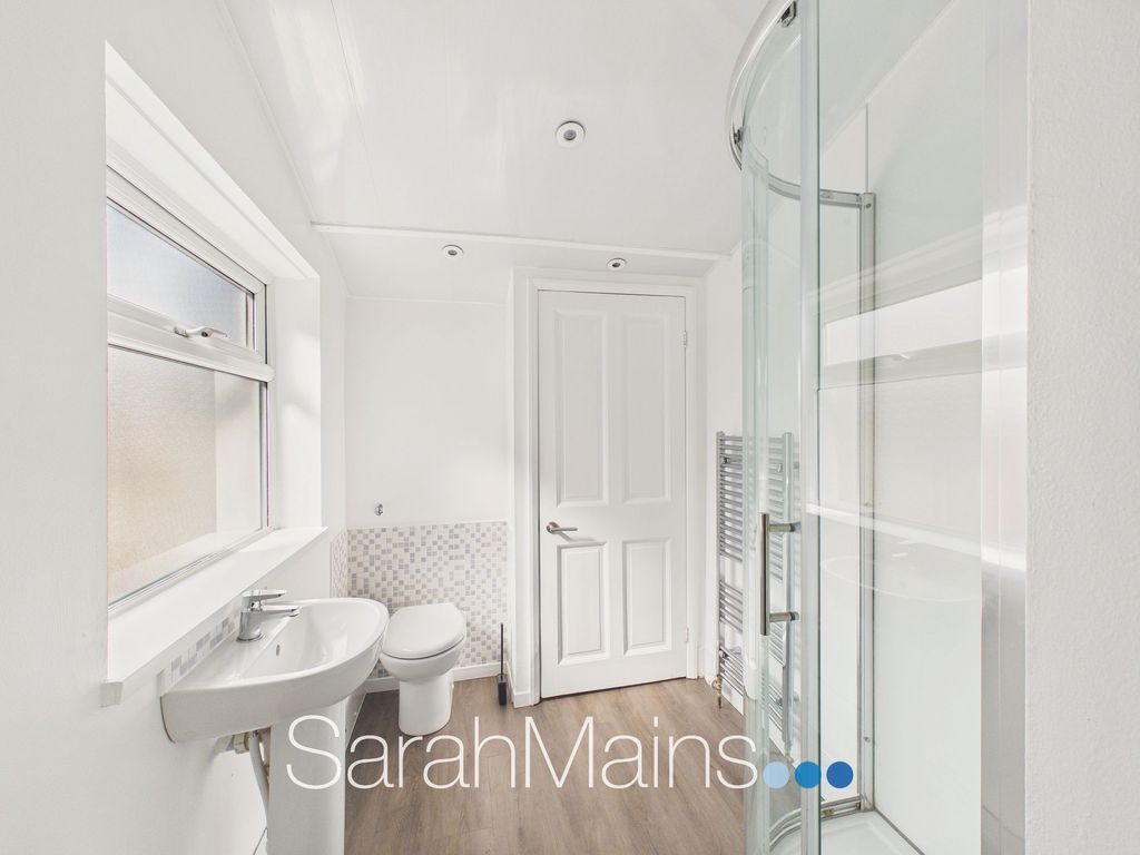 Property photo 2 of 12 Bathroom
