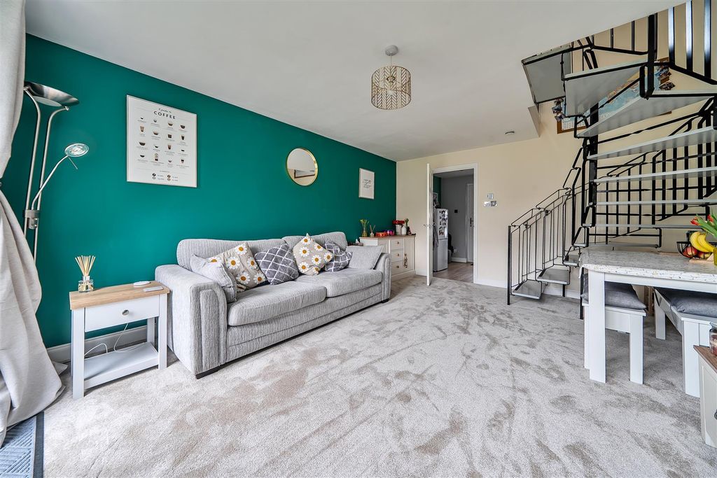 Property photo 3 of 21 Living/Dining Room