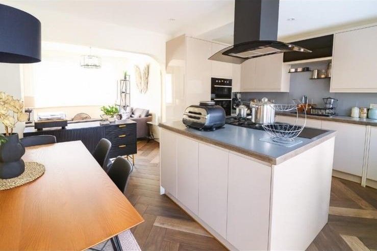 Property photo 2 of 17 Gallery