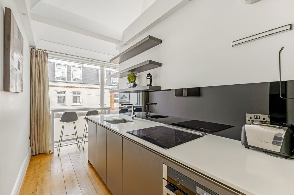 Property photo 3 of 11 Kitchen