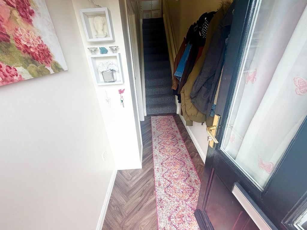 Property photo 2 of 17 Hallway