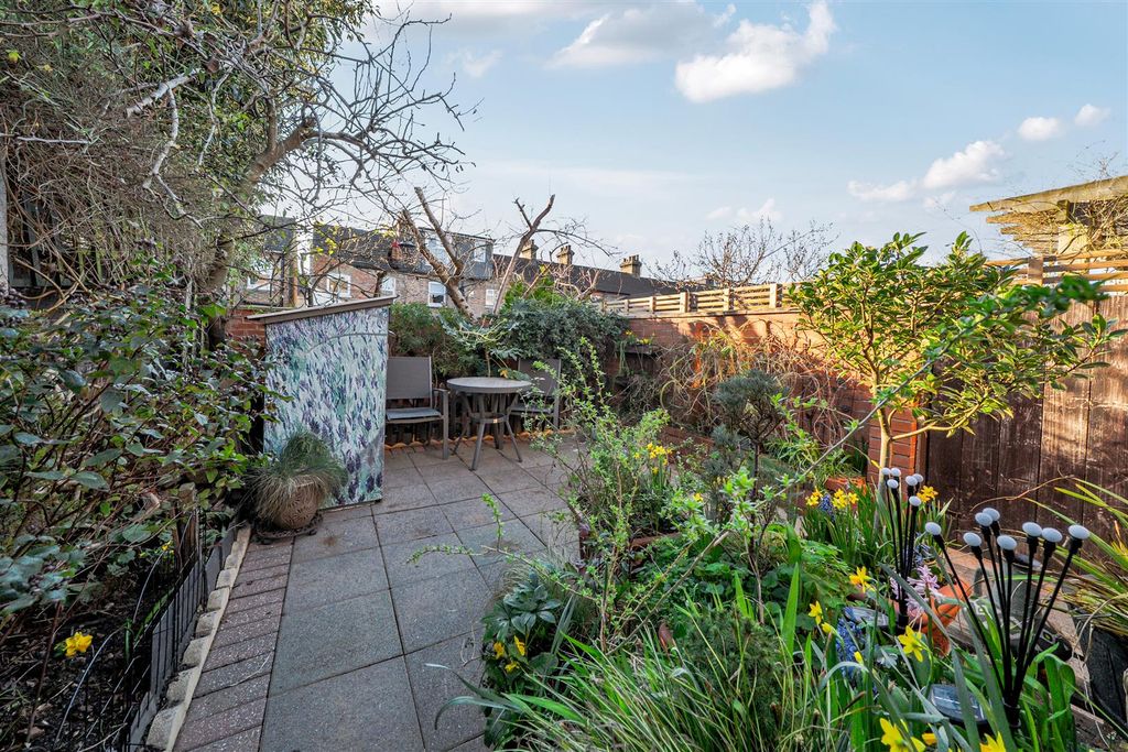 Property photo 3 of 12 Garden H.Jpg