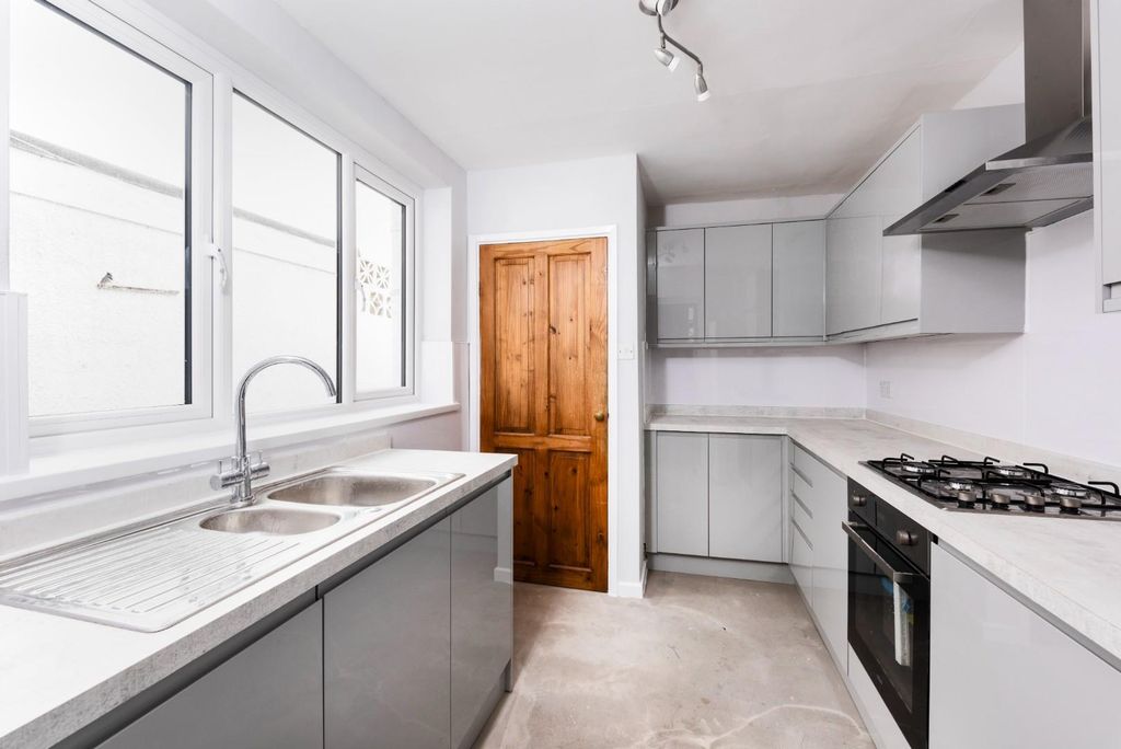 Property photo 2 of 9 24 Caledonian Road-0