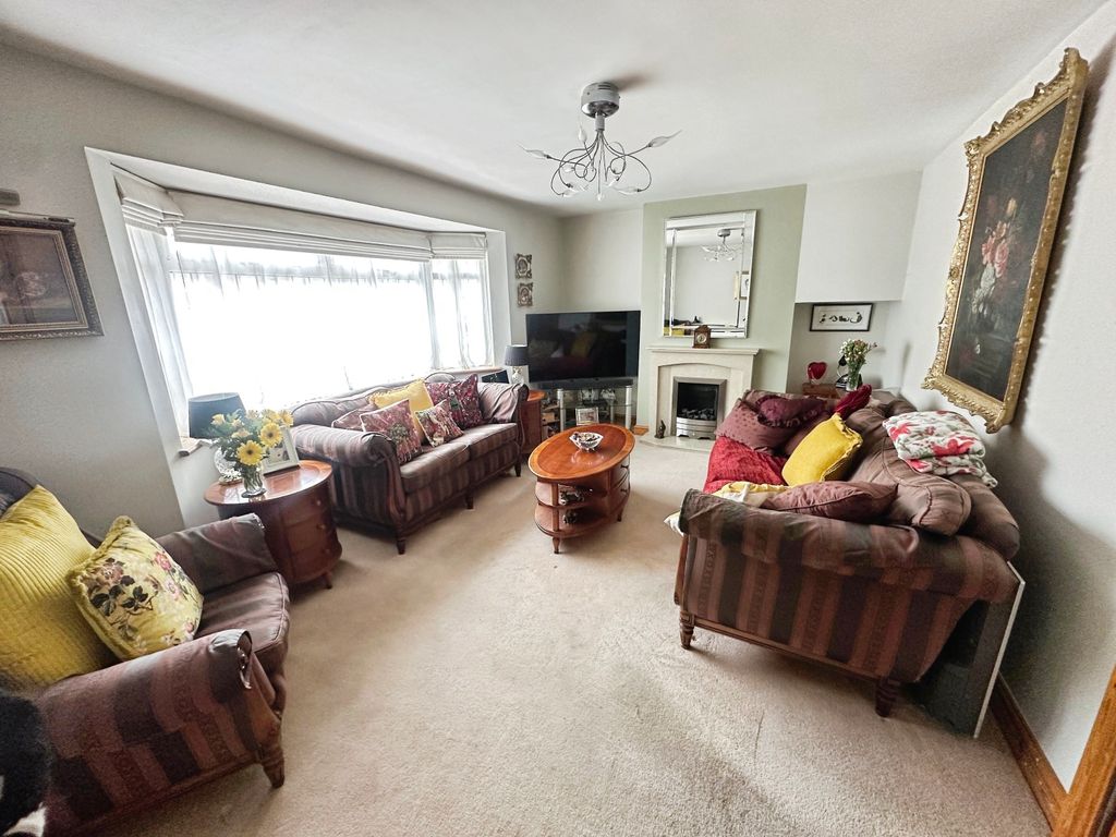 Property photo 3 of 17 Lounge