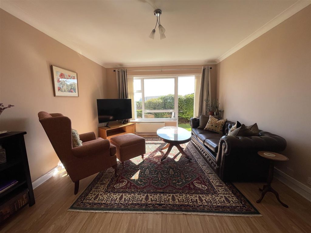 Property photo 3 of 14 Lounge