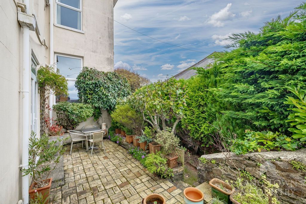 Property photo 2 of 21