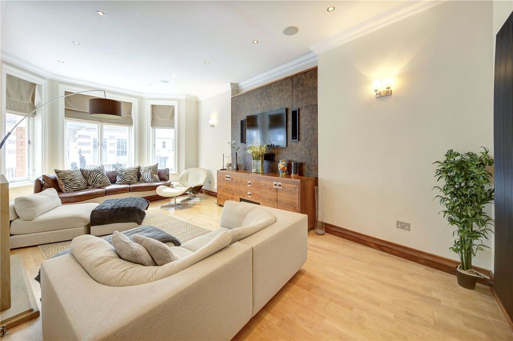 Property photo 2 of 11 Living Room