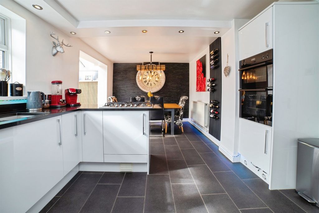 Property photo 3 of 34