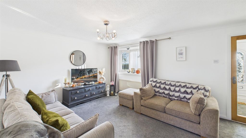 Property photo 2 of 13 Lounge