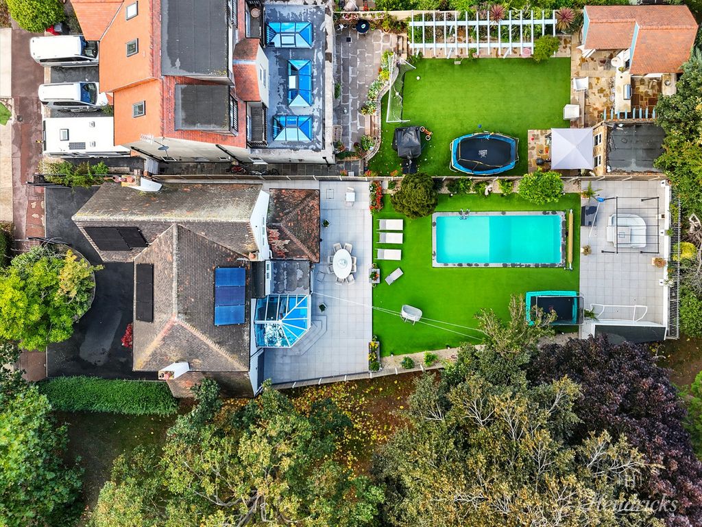 Property photo 2 of 48