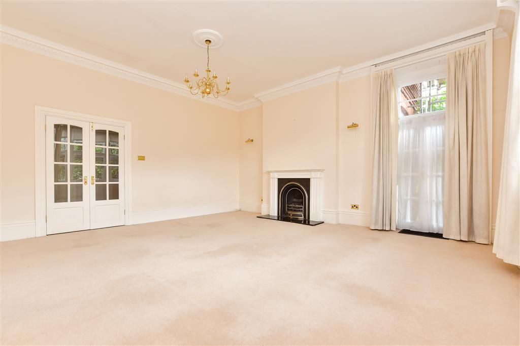 Property photo 3 of 15 Lounge