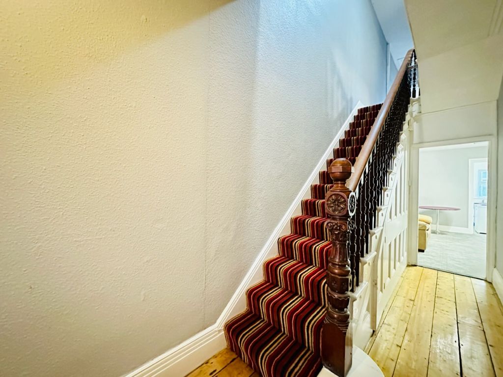 Property photo 3 of 19 Entrance Hall