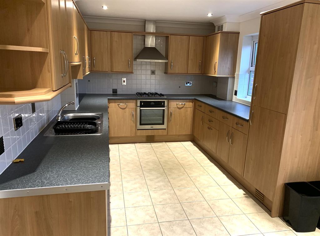 Property photo 2 of 10 Kitchen