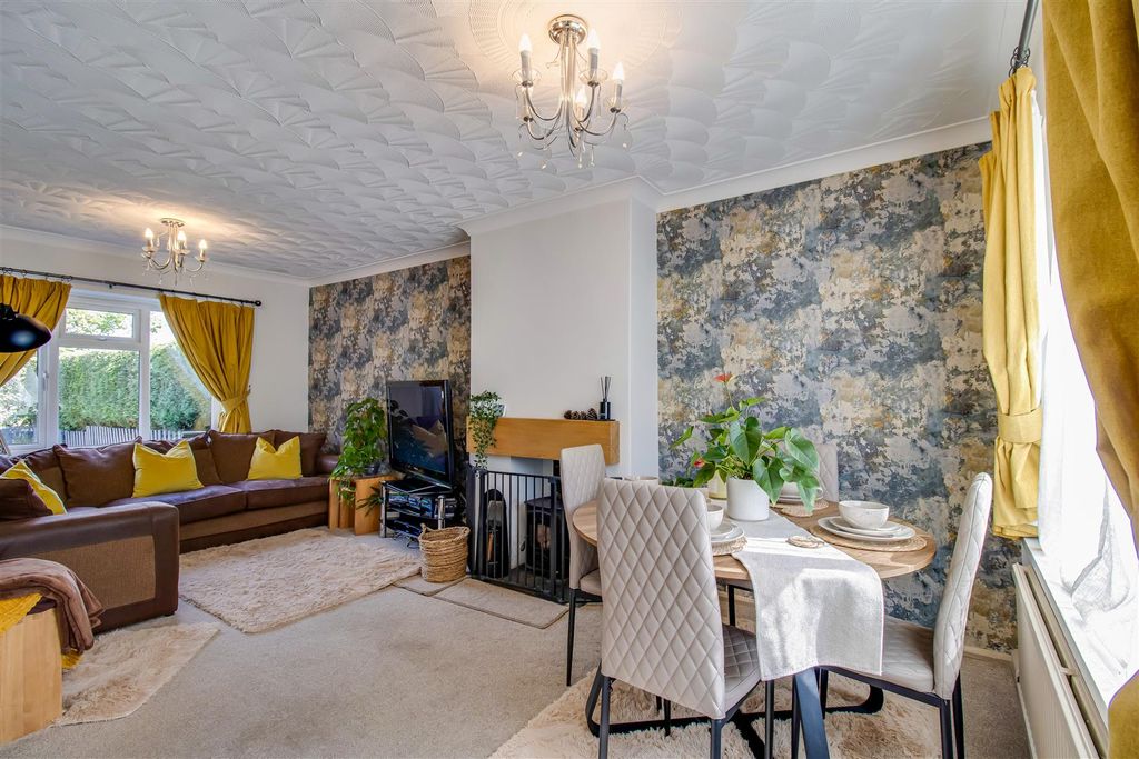 Property photo 3 of 12 Lounge/Diner
